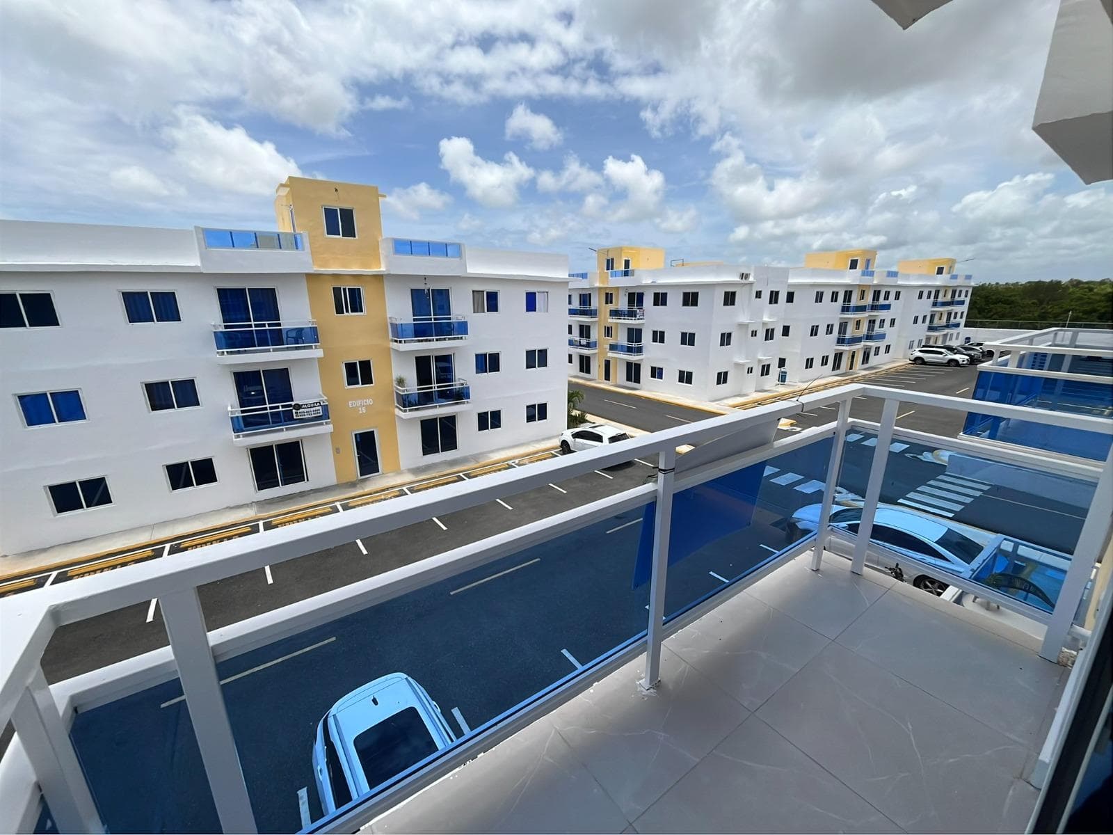 BÁVARO: Apartamento de 2 Hab, 2 Baños, 2 Parqueos, Piso 3, en Alquiler por US$700