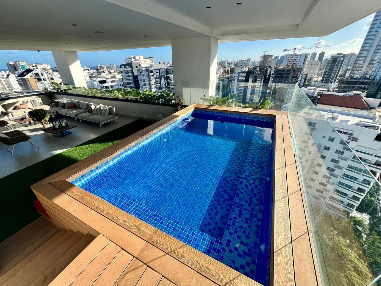 NACO: Apto. de 1 Hab. en Torre Moderna con amenidades como piscina, jacuzzi, gimnasio y terrazas, en alquiler por US$950 con línea blanca.