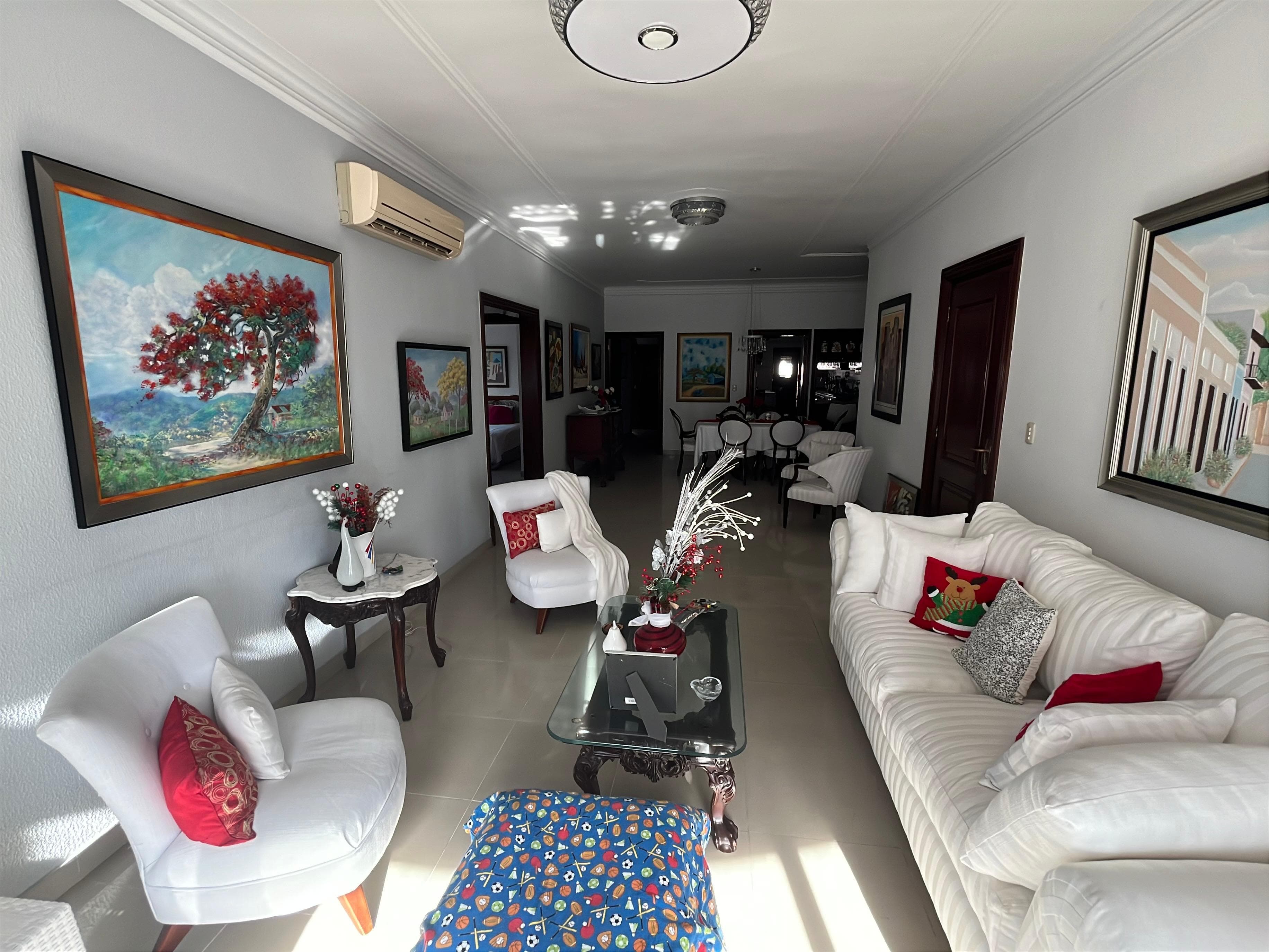 ENSANCHE NACO: Apartamento Clásico de 3 Habitaciones y 205 Mts, céntrico y en excelentes condiciones, en venta por US$350,000
